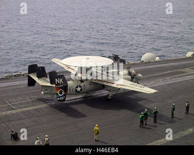 9. März 2003 während der Operation Enduring Freedom: eine E - 2 C Hawkeye auf der USS Abraham Lincoln in den Persischen Golf. Stockfoto