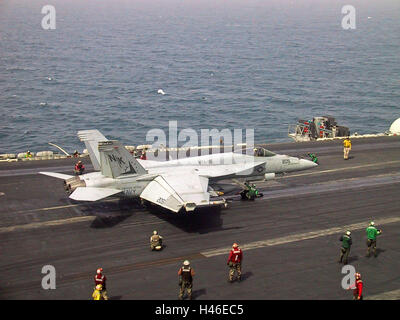 20. März 2003 Operation Iraqi Freedom: eine F/A-18 Super Hornet startet von der USS Abraham Lincoln, gebunden für den Irak. Stockfoto