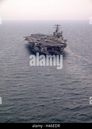 25. März 2003 Operation Iraqi Freedom: die USS Abraham Lincoln im Flugbetrieb im Persischen Golf. Stockfoto