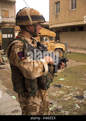 13. April 2003 britischer Soldat der Irish Guards in Basra, Irak. Stockfoto