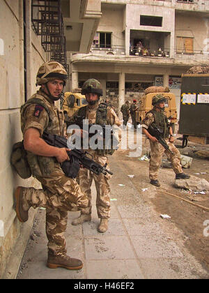 13. April 2003 britische Soldaten der Irish Guards in Basra, Irak. Stockfoto