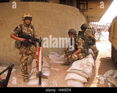 13. April 2003 britische Soldaten der Irish Guards in Basra, Irak. Stockfoto