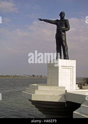 13. April 2003 Statue von Saddam Hussein in Richtung Iran an der Shatt al Arab Wasserstraße in Basra. Stockfoto