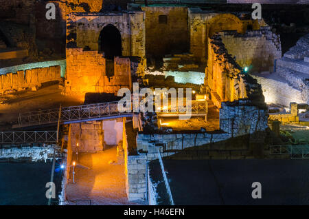Römische Theater beleuchtet nachts, in Tarragona, Spanien Stockfoto