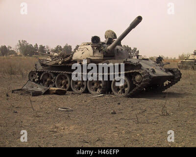 19. April 2003 verlassenen Wracks von irakischen T54/T55 Kampfpanzer auf einem ehemaligen Armeestützpunkt in Diwaniyah, Irak. Stockfoto