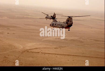 19. Okt. 2003 US Marine Corps E CH-46 Sea Knight Hubschrauber fliegen tief in der Wüste südlich von Basra im Süden des Irak. Stockfoto