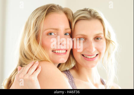 Zwei Frauen nebeneinander, Stockfoto