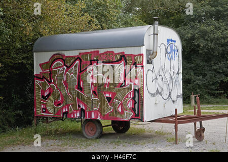 Anhänger, legte, Graffiti, Bauwagen, Kutschen, Abstriche, Briefe, Golden, rot, Stockfoto