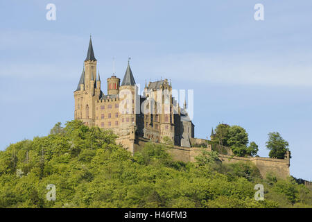 Deutschland, Baden-Wurttemberg, Burg Hohenzollern, außerhalb Zollerberg (Berg), Europa, Höhenburg (Burg), Landschaft, Burg, Umwelt, Bäume, Festung, Gebäude, Wahrzeichen, Sehenswürdigkeit, Zollerberg (Berg), Struktur, Frühling, grün, Hügel, Ritte Stockfoto