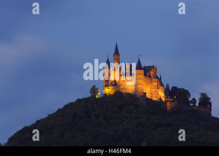 Deutschland, Baden-Wurttemberg, Burg Hohenzollern, Beleuchtung, Abend, Zollerberg (Berg), Europa, Höhenburg (Burg), Burg, draußen, Umwelt, Bäume, Festung, Gebäude, Wahrzeichen, Sehenswürdigkeit, Zollerberg (Berg), Struktur, Frühling, grün, h Stockfoto