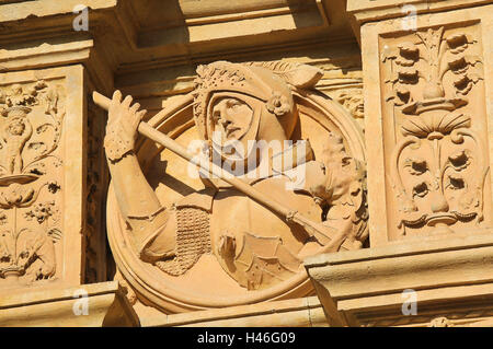 Bas-Relief von einem mittelalterlichen Ritter in Rüstung, an der Fassade des Convento de San Esteban, ein Dominikanerkloster in Salamanca, Spai Stockfoto