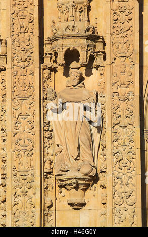 Statue eines katholischen Heiligen an der Fassade des Convento San Esteban in Salamanca, Spanien Stockfoto