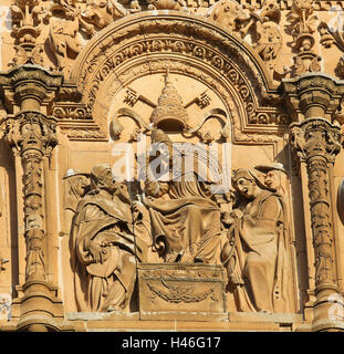 Bas-Relief des Papstes und zwei Kardinäle an der plateresken-Fassade der Universität Salamanca, Spanien. Stockfoto