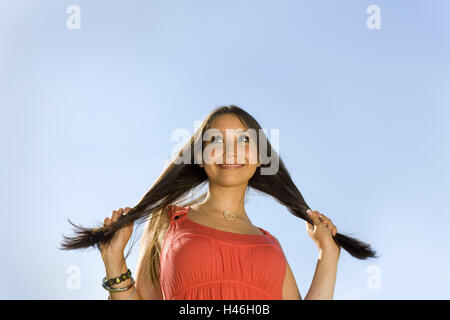 Frau, jung, brünett, lächelnd, Geste, Haar, Zöpfe, holding, Porträt, Perspektive, Modell veröffentlicht, Stockfoto