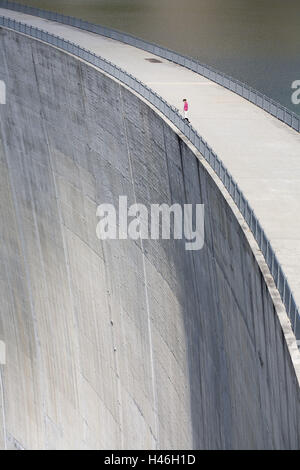 Schweiz, Wallis, Lac d'Emosson, Flut d'Emosson, Staumauer, Person, Stockfoto