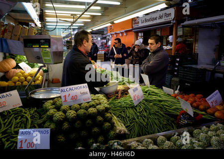 Gemüse Stand in der zentralen Markthalle in Valencia Stockfoto