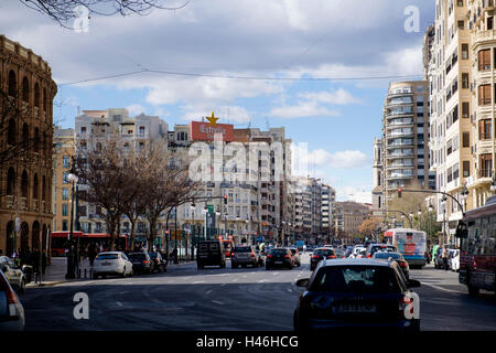 Verkehr auf der Straße von Xativa in Valencia Stockfoto