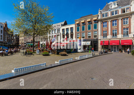 Haag - 4 APRIL 2008:Tourists Fuß in Plaats qm mit Monument Johan de Witt Stockfoto