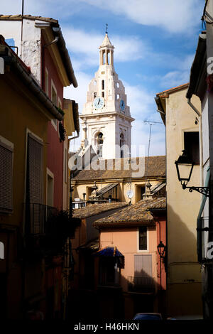 Glockenturm der Colegiata Basilica de Santa Maria aus den Seitenstraßen von Xativa Spanien Stockfoto