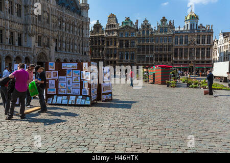 Brüssel, Belgien - 5. April 2008: Straßenhändler verkaufen Gemälde an Touristen vor Gildehäuser am Grand Place Stockfoto