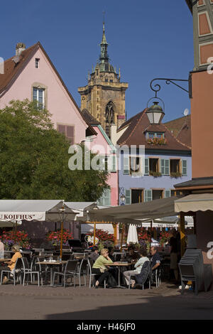 Frankreich, Elsass, Colmar, Marktplatz, Restaurant, Tourismus, Kirche Saint-Martin, Kirchturm, Oberelsass, Stadt, Dom, Pfarrkirche, "Martins Dom", Religion, Kirche, Turm, sakrale Bau, Struktur, Gothic, draußen, Häuser, Fassaden, hell, Lampe, Laterne, Person, sitzen, Gastronomie, Sonnenschein, Stockfoto