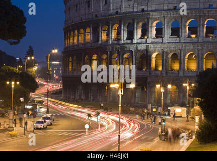 Italien, Rom, Kolosseum, Via dei Fori Imperiali, Abend, Stockfoto