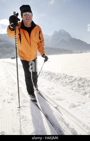 Senior, Langlauf, Wintersport, Berglandschaft, Zugspitze, Garmisch-Partenkirchen, Bayern, Deutschland, Menschen, sport, sportlich, aktiv, Fit, Fitness, Langlaufen, Skilangläufer, Langlaufloipe, Landschaft, Berge, Zugspitze-Massivs, Waxenstein, winter Sport Ort, Ski-Ort, Winter, Neuschnee, Bewegung, Aktivität, Spaß, glücklich, motiviert, Herz Kreislauf, Gesundheit, gesund, Senioren, alte Menschen, aktiv, Werdenfels, Oberbayern, Stockfoto