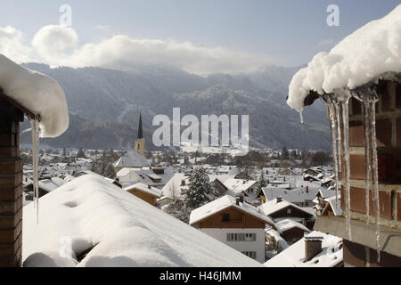 Deutschland, Bayern, Garmisch-Partenkirchen, Stadtbild, winter, Upper Bavaria, Werdenfels, Stadt, Partenkirchen, Bezirk, Kirche, Pfarrkirche, Jahreszeiten, Urlaubsort, Wintersportort, Ferienregion, Alpen, Berg, Berge, Wettersteingebirge, Skigebiet, Könner, Hausberg, Bäume, Schnee, Schnee, Ansicht, Stadtbild, Neuschnee, Panorama, Berglandschaft, Häuser, Dächer, Schnee, Eiszapfen, Kälte, Stockfoto