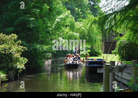 Deutschland, Brandenburg, Lusatia, Spreewald, kleine Boote, Touristen, kein Model-Release, niedrige lauwarmen Sitz, Ziel, Ort von Interesse, Natur, Botanik, Vegetation, Naturschutz, Naturschutzgebiet, Stiefel, Schifffahrt, Schiff, Reise, Tourismus, touristische Attraktion Stockfoto