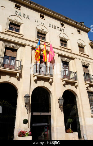 Casa De La Ciutat, Rathaus, Gebäude außen mit Fahnen auf Xativa Spanien Stockfoto