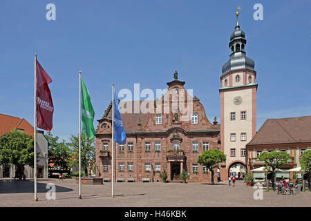 Deutschland, Baden-Wurttemberg, Ettlingen, Marktplatz, Rathaus, Stadt, Raum, Rathausturm, Turm, Turm, Tor, Tor-Turm, Gebäude, gut, gut, Markt, Flaggen, Tourismus, Ort von Interesse, Person, Tourist, Stockfoto