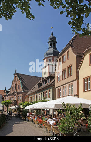 Deutschland, Baden-Wurttemberg, Ettlingen, Marktplatz, Tourist, Rathausturm, Stadt, Raum, Rathaus, Turm, Gebäude, Häuser, Haus Fassade, Tourismus, Ort von Interesse, Person, Gasthaus, Gastronomie, im Außenbereich Stockfoto