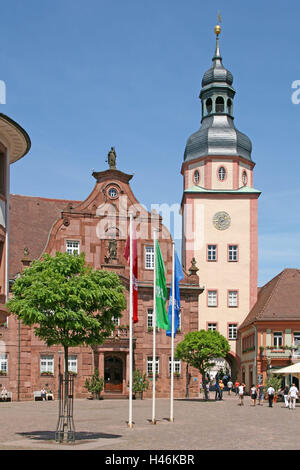 Deutschland, Baden-Wurttemberg, Ettlingen, Marktplatz, Rathaus, Stadt, Raum, Rathausturm, Turm, Ziel, Ziel, Hochhaus, Flaggen, Tourismus, Ort von Interesse, Person, Tourist, Stockfoto