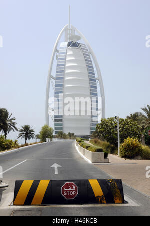 Hotel Burj Al Arab, Palmen, Straße, Barriere, Dubai, Vereinigte Arabische Emirate, Stockfoto
