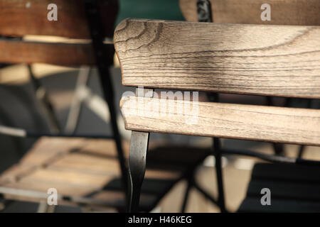 Stühle in einem Biergarten, mittlere Nahaufnahme, Detail, Stockfoto
