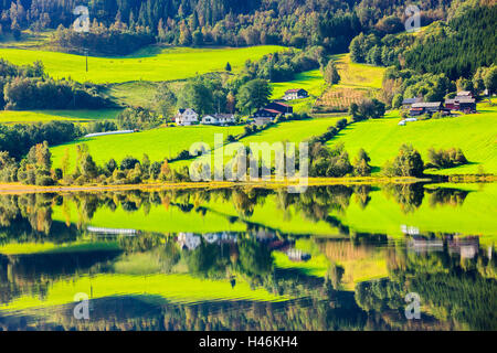 Norwegische Landschaft Reflexionen in Oppheimsvatnet in Oppheim, Hordaland, Norwegen Stockfoto
