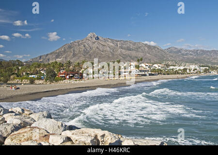 Spanien, Provinz Málaga, Andalusien, Marbella, Puerto Banus, Strand, Sierra Blanca, Stockfoto