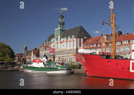 Deutschland, Niedersachsen, Emden, Rathaus, Hafen, Museumsschiffe, Stockfoto