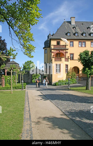 Deutschland, Hessen, Rheingau, Schloss voller Radian, außen, Touristen, Gebäude der Burg, Schloss, Gebäude, Architektur, Fachwerk, Ort von Interesse, Tourismus, Person, Stockfoto