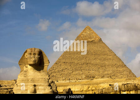 Ägypten, Kairo, Gizeh, große Sphinx von Gizeh vor Pyramide, Stockfoto