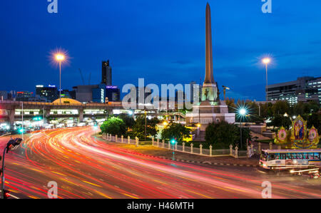 Lange Belichtung blau H-Bild von Victory Monument in Bangkok, Thailand, die der Hektik der Stadt einfängt. Stockfoto