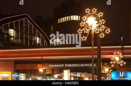 Deutschland, Berlin, Nacht, Bahnhof Friedrichstraße, Tipp die Deutsche Bahn, s-Bahn und u-Bahn, Weihnachtsbeleuchtung, Stockfoto