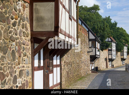 Wiekhäuser an der Stadtmauer in Neubrandenburg, Mecklenburg Western Pomerania, Deutschland Stockfoto