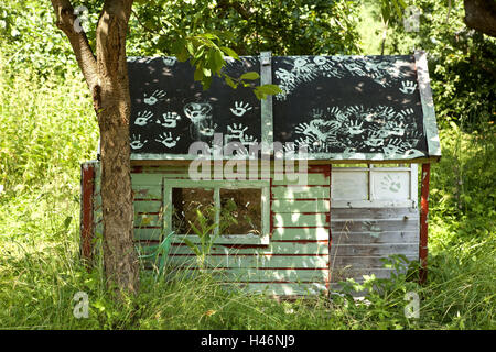 Garten Holzhutte Kinder Haus Holzhaus Ferienhaus Natur Sommer Baum Gartenhaus Holzhaus Ferienhaus Haus Spielen Landliche Kindheitstraum Kindheit Spielhaus Plastikstuhl Europa Deutschland Schleswig Holstein Ostholstein Sellin