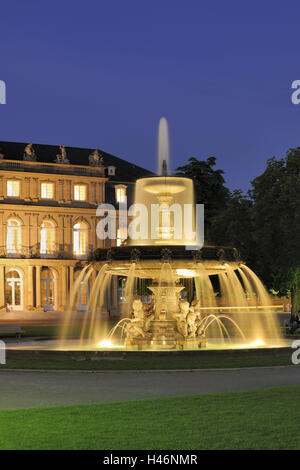 Deutschland, Baden-Württemberg, Stuttgart, neues Schloss, Brunnen, Beleuchtung, Dämmerung, Architektur, Kultur, Burg Quadrat, spielen Wasser, Ort von Interesse, Tourismus, Struktur, Pureline, Burg, Gebäude, Gebäude, Vorplatz, Reiseziel, niemand, Schloss, Abend, Stockfoto