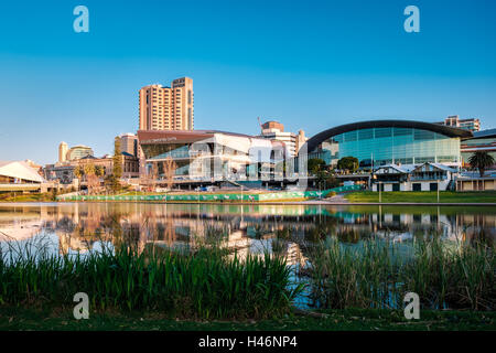 Adelaide, Australien - 11. September 2016: Adelaide Stadtzentrum von der Nordseite des Flusses Torrens in Elder Park gesehen. Stockfoto