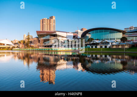 Adelaide, Australien - 11. September 2016: Adelaide Stadtzentrum von der Nordseite des Flusses Torrens in Elder Park gesehen. Stockfoto