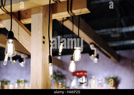 Glühlampen in ein Loft Stil Zimmer eingerichtet mit Möbeln Stockfoto