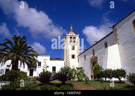 Spanien, die Kanaren, Insel Fuerteventura, Betancuria, Kirche Santa Maria de Betancuria, Fuerteventura, Portal, Gang, Palmen, Spätrenaissance, Kirche, Kathedrale, Kirche, Stockfoto