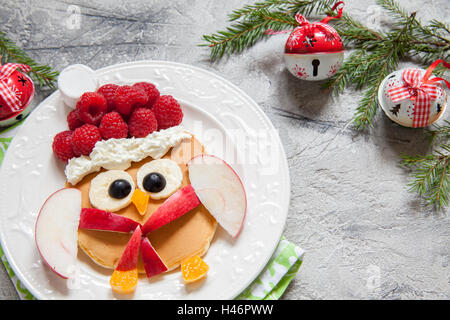 Eule-Pfannkuchen für Weihnachtsfrühstück Stockfoto